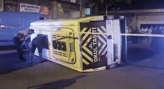 Otomobil ile servis minibüsü çarpıştı: 10 yaralı