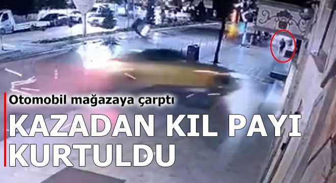 Otomobil mağazaya çarptı; kazadan kıl payı kurtuldu