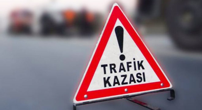 Otomobil önce direğe sonra duvara çarptı: 2 ölü