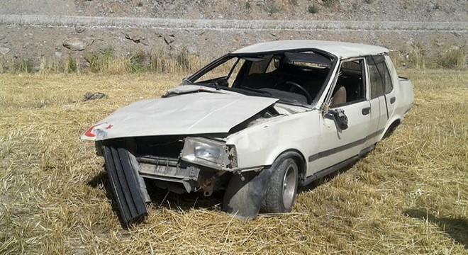 Otomobil şarampole devrildi: 2 yaralı