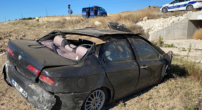 Otomobil şarampole devrildi: 2 yaralı