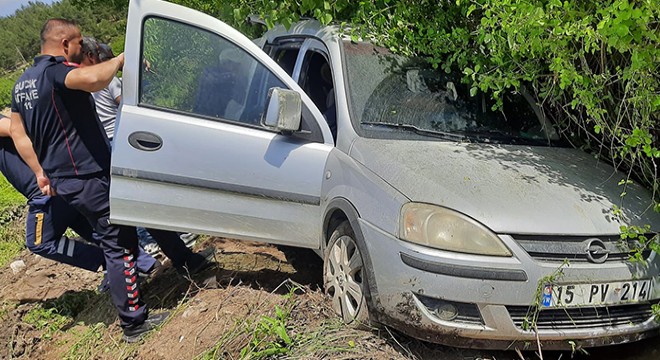 Otomobil şarampole devrildi: 2 yaralı