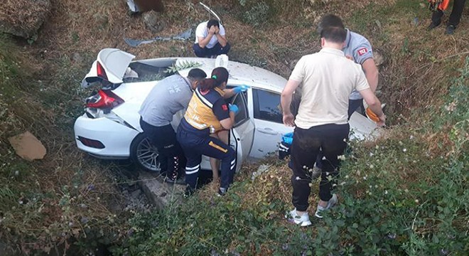 Otomobil şarampole yuvarlandı 4 kişi yaralandı