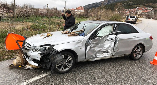 Otomobil satış reyonuna çarptı
