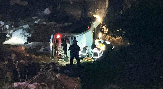 Otomobil uçurumdan yuvarlandı, sürücü yaralandı