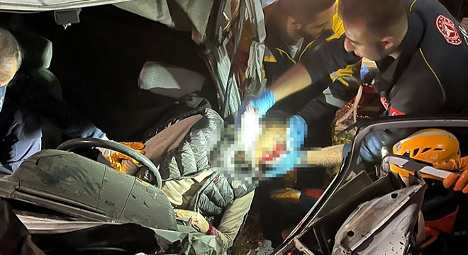 Otomobilde sıkışan sürücü ağır yaralandı