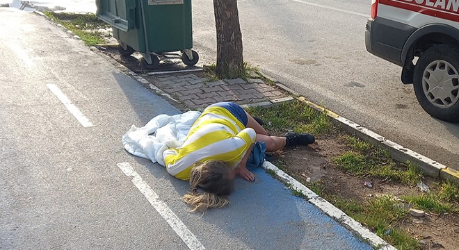 Otomobilden atılan kadın baygın bulundu
