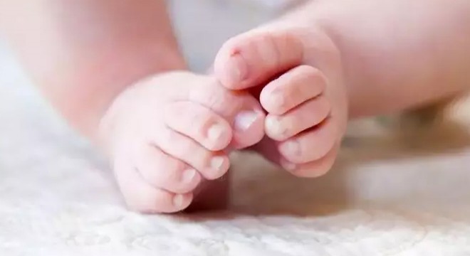Otomobilin çarptığı bebek arabasındaki bebek ağır yaralandı