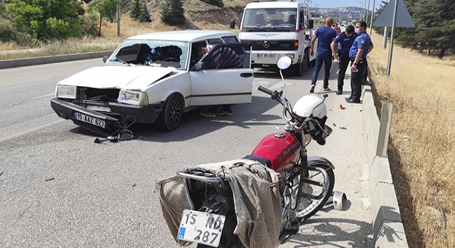 Otomobilin çarptığı motosikletli yaralandı