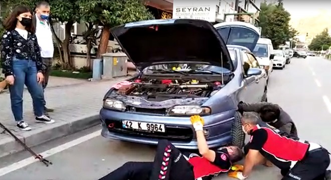 Otomobilin motoruna sıkışan kediyi itfaiye kurtardı