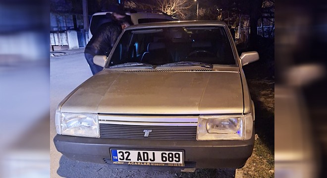 Otomobilini bırakıp polisten kaçtı