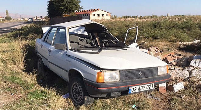 Otomobiliyle duvara çarptı