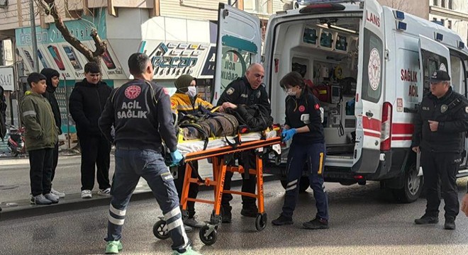 Otomobille çarpışan elektrikli bisiklet sürücüsü yaralandı