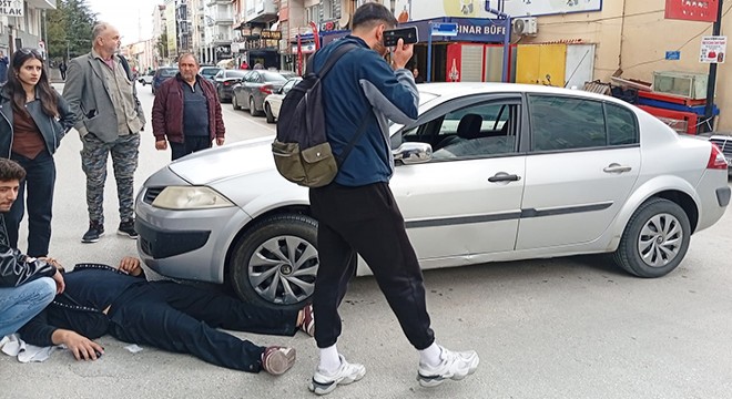 Otomobille çarpışan motosiklet sürücüsü yaralandı