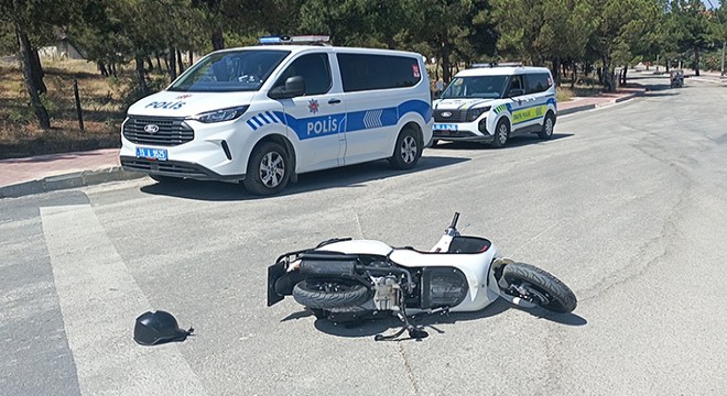 Otomobille çarpışan motosikletli yaralandı