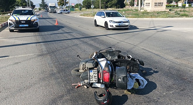 Otomobille çarpışan motosikletteki 2 kişi yaralandı