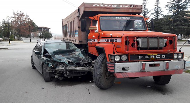 Otomobille kamyon çarpıştı
