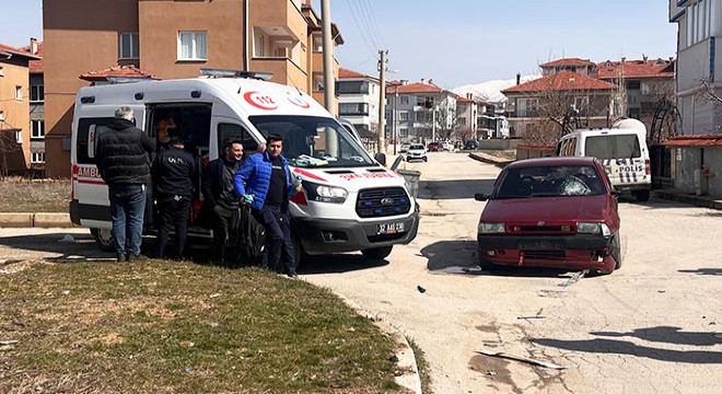 Otomobille motosiklet çarpıştı: 2 yaralı