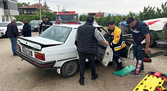 Otomobiller kafa kafaya çarpıştı: 3 yaralı