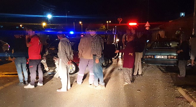 Otomobiller kafa kafaya çarpıştı: 4 yaralı