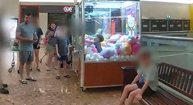 Oyuncak makinesinin içinde mahsur kalan çocuk kurtarıldı