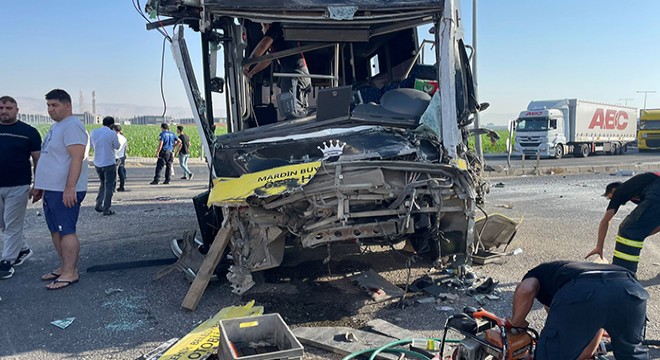 Özel halk otobüsü ile TIR çarpıştı: 1 ölü, 9 yaralı
