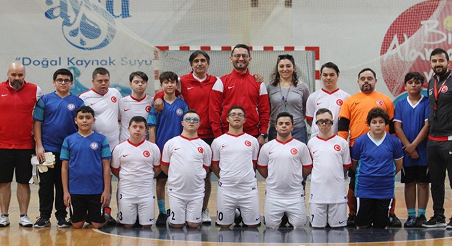 Özel sporcular Alanya'da kampa girdi