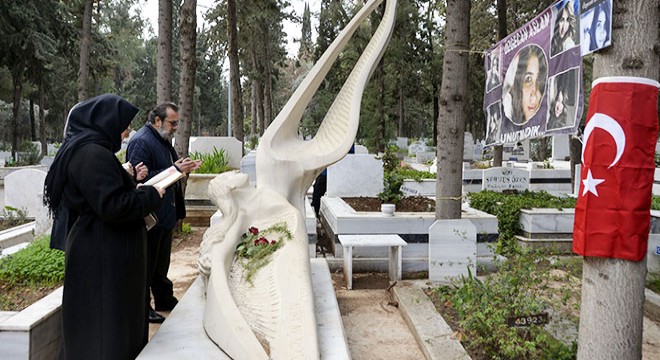 Özgecan Aslan, mezarı başında anıldı