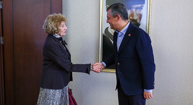 Özgür Özel, CHP'ye üye olan Ayşe Kulin'e rozet taktı