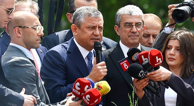 Özgür Özel, TBMM önünde kalabalığa seslendi