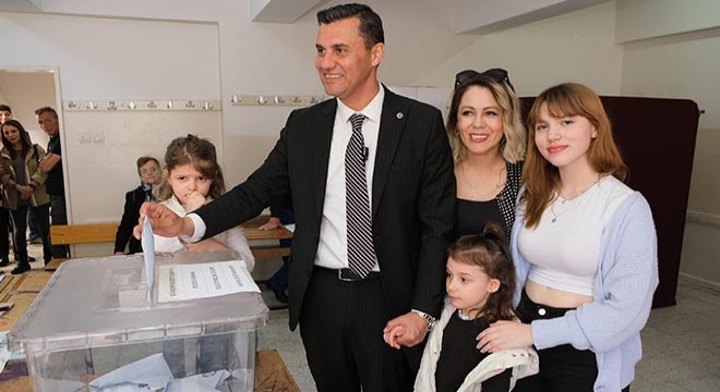 Özgür Özel'in oy kullandığı sandıkta CHP adayı Zeyrek birinci çıktı
