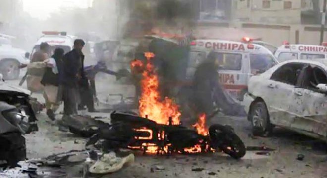 Pakistan'da bombalı saldırı: 16 yaralı