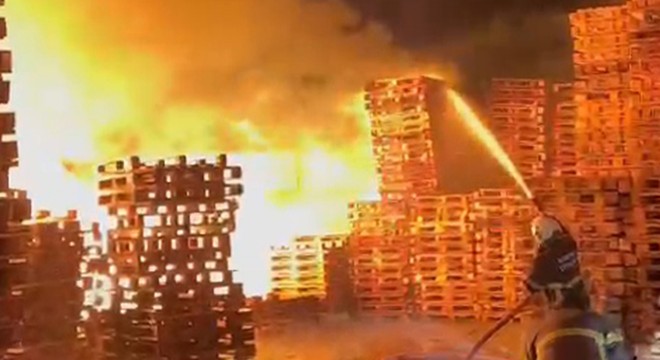 Palet imalathanesindeki yangın korkuttu