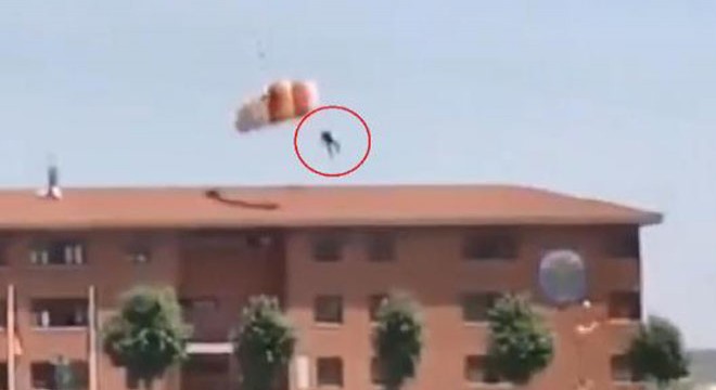 Paraşütçü asker, çatıya çarptı