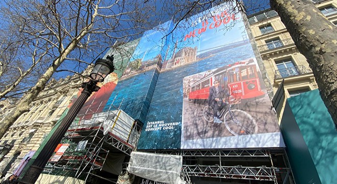 Paris'in ünlü caddesinde dev İstanbul afişi