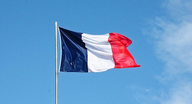 Paris'te bıçaklı saldırı: 3 yaralı