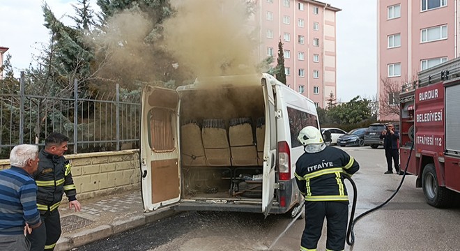 Park halindeki minibüs yandı