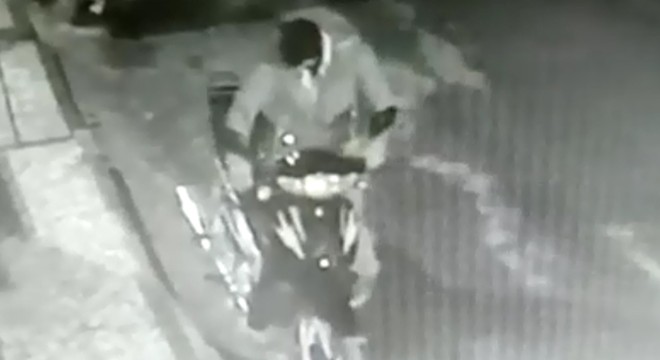 Park halindeki motosikletin çalınma anı kamerada