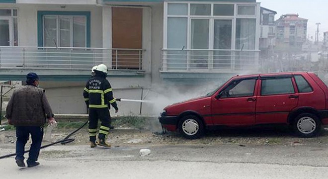 Park halindeki otomobilde yangın çıktı