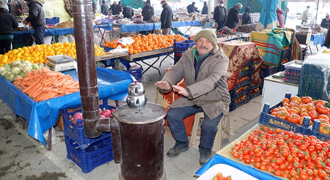 Pazar tezgahına soba kurdular