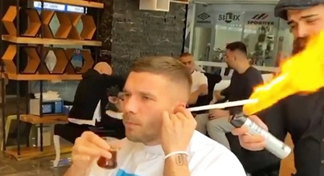Podolski'nin, berber koltuğunda çay keyfi