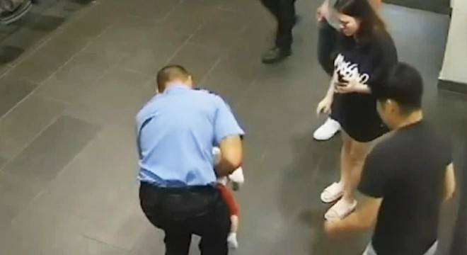 Polis, Heimlich manevrası ile bebeğin hayatını kurtardı