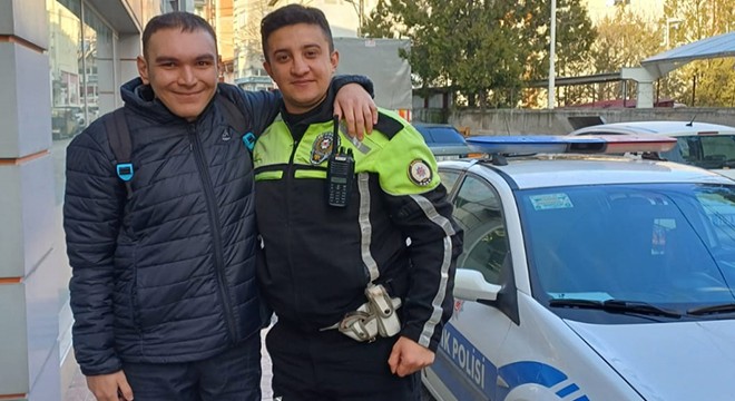 Polis, doğum gününde engelli Ahmet'i sevindirdi