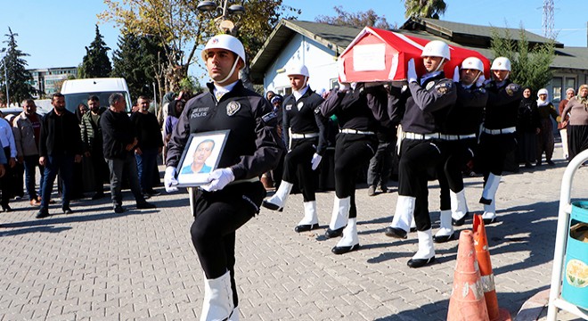 Polis eşini son yolculuğuna selam vererek uğurladı