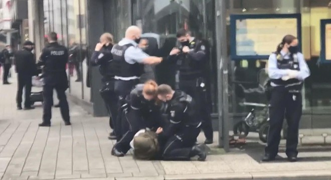 Polisin şiddet uyguladığı başörtülü kadın Alman çıktı