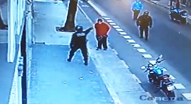 Polisin tekmesiyle yere yığıldı, hayatını kaybetti