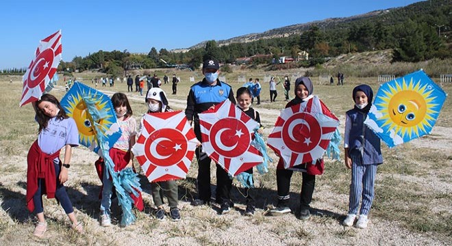 Polislerden öğrencilere uçurtma etkinliği