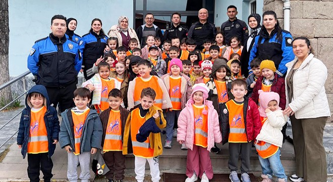 Polisten anaokulu öğrencilerine eğitim