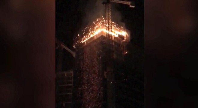 Polonya'da gökdelende yangın