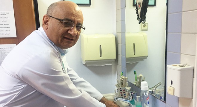 Profesör Yalçın: Koronavirüse karşı eldiven takmak yanlış